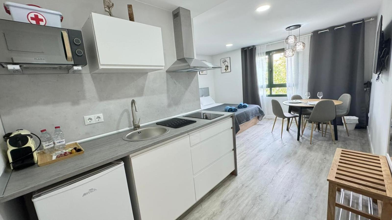 Apartament Versus Near Of Arts Iii *